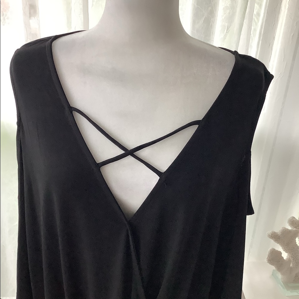 Torrid cold shoulder top - Picture 2 of 7